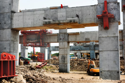 Na imagem, canteiro de obras
